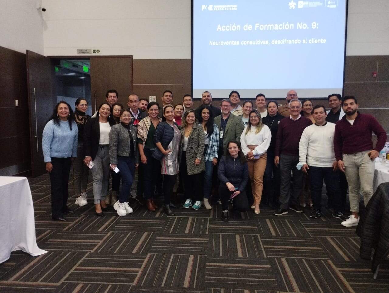 Equipo profesional participando en una formación empresarial